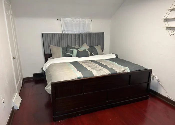 Cozy 3br House With Garage *