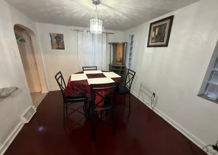Holiday home Cozy 3br House With Garage Pittsburgh