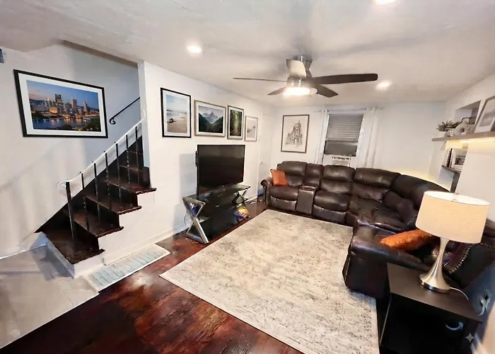 Cozy 3br House With Garage *