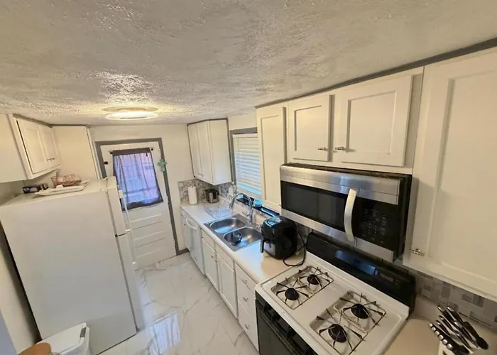Cozy 3br House With Garage