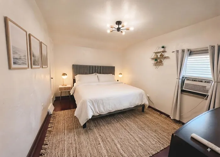 Cozy 3br House With Garage *